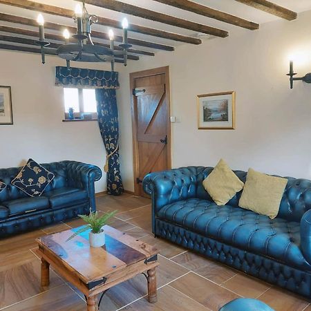 The Old Mill Barn With Hot Tub And Private Use Of Heated Pool Villa Wirral Eksteriør billede