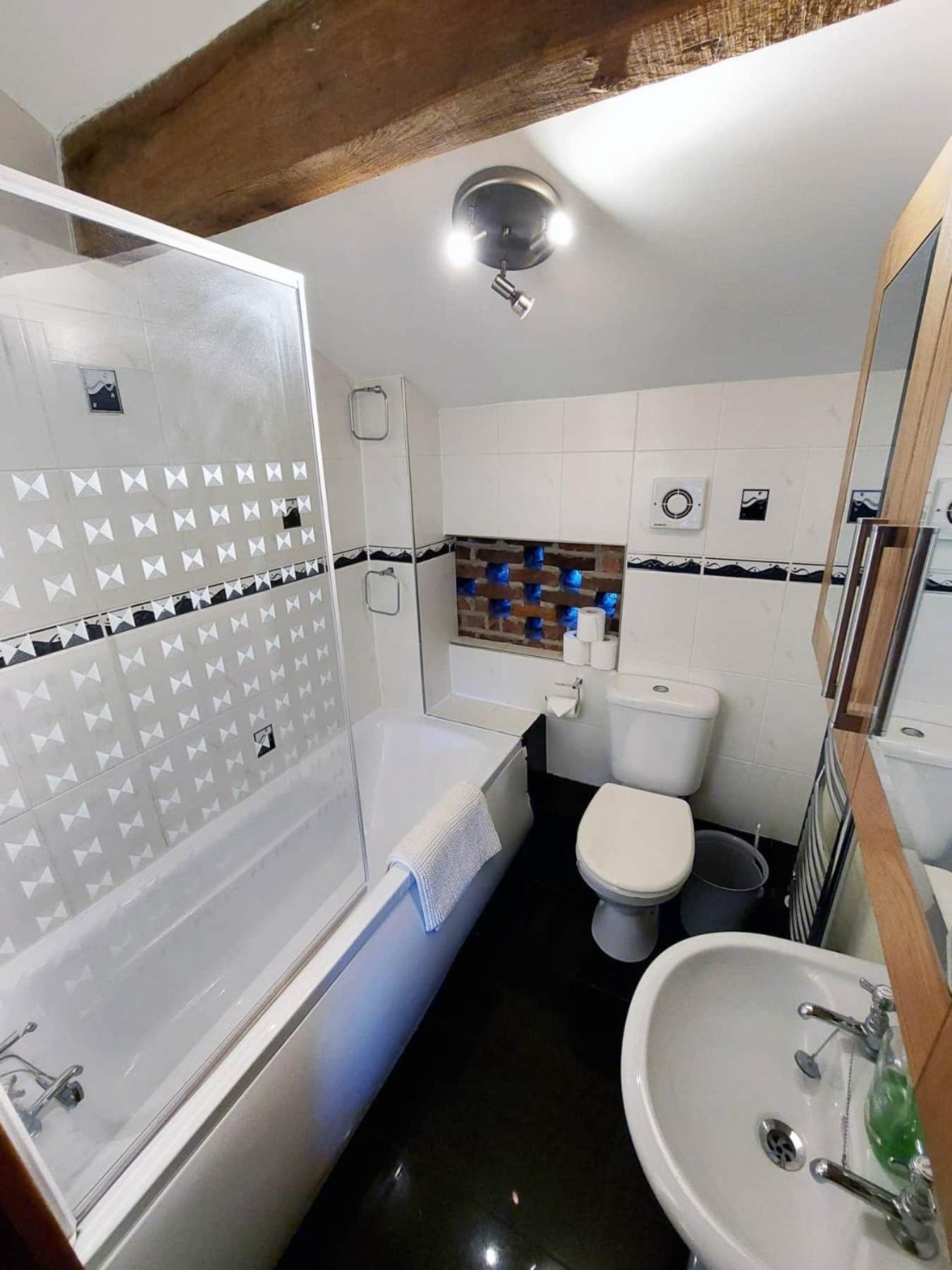 The Old Mill Barn With Hot Tub And Private Use Of Heated Pool Villa Wirral Eksteriør billede