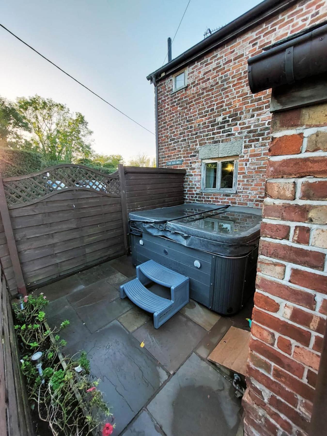 The Old Mill Barn With Hot Tub And Private Use Of Heated Pool Villa Wirral Eksteriør billede